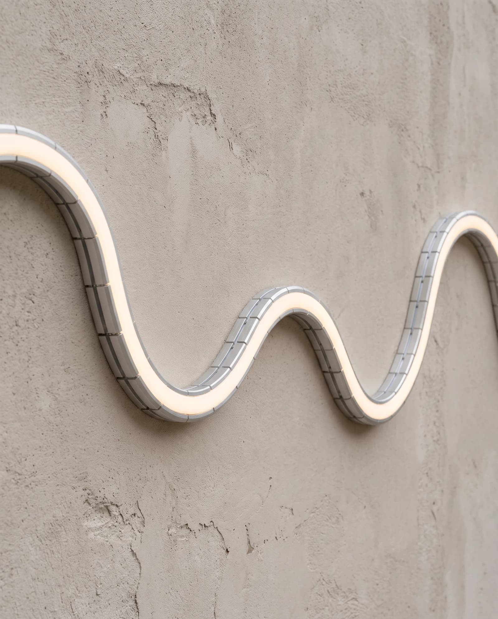 Flexible segmented mounting track on a curve